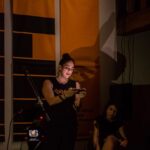 Martha Nowill Instagram - No exato momento que a @daniela_thomas_ pediu p/ que todos fechassem os olhos e ouvissem nossas leituras da @supersonicalivros (eu, @estreladalva e @fran.wt1 ), no exato momento as luzes de Paraty se apagaram. No apagão interpretamos textos de autores diversos por uma hora, sem eletricidade, sem sinais de internet, sem microfone, só com as lanternas dos celulares e um calor apocalíptico. Eu li trechos do manuscrito da Pagu que deu origem a peça @asondadepagu e agora é lançado pela @fosforoeditora c/ organizacão e prefácio da maravilhosa @silvana.jeha e @eloahpina . Tb li um trecho de uma peça maluca e fantástica da @mario.aubert editada pela @editoracobogo . Que noite, que parceiras, que público. E eu com esta blusa linda, trabalho da @fitlojaoficial em parceria com a @amism_sateremawe , um trabalho lindo que tenho a honra de receber do @aresjeff e vestir numa noite tão especial. Centro Histórico de Paraty