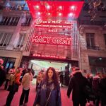 Martha Nowill Instagram - Era pra eu estar em casa comendo pizza e cheirando o cangote dos meus filhos, mas eu estou em Paris, apaixonada pela Macy Gray. São aquelas malas que vão para Belém. Depois de nove horas de aeroporto, nosso voo foi cancelado por um problema no freio, sim, segurança em primeiro lugar, tks god, mas o chá de cadeira e a frieza dos atendentes foi deixando o dia difícil. Mais de 320 pessoas, umas com problemas de trabalho, saúde, indo, voltando, todo mundo agoniado e a aeromoça tentando fazer umas piadinhas, ao invés de pedir desculpa e ajudar cada um. Enfim, a vida louca e gentil, ( que me deixou de coraçao apertado de sdd e preocupada com os que ficaram mais um dia não previsto cuidando dos nossos papudos em Sp) essa vida tb me levou ao show da Macy Gray no Olympia, palco icônico da capital francesa, por onde já passaram Edith Piaf, Sinatra, Beatles, Elis Regina, Rolling Stones e gde elenco. Lugar com o tamanho perfeito, onde vc consegue ver o artista, ao invés de assistir o show no telão como tem sido quase sempre. Merci Vida LoKa, amanhã vc me leva pra casa sã e salvinha.