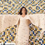 Martha Nowill Instagram - Ensaio p/ a @voguebrasil 💌 com texto lindo do @nomello que dá p/ ler ali no link da vogue. Na primeira foto a sobreposição que o @gil_inoue fez do manuscrito da Pagu sobre mim. Eu amei. Obg a todos que fizeram parte. Queria ver como ficaram as outras fotos que nao entraram e poder postar , mas tdo bem kkk ( @aresjeff obg pela ponte 😽) (@rafaelmoraes0707 obg por deixar a gente usar este tesouro) #Repost @voguebrasil with @use.repost ・・・ @marthanowill encerra hoje, 16.12, a temporada do monólogo ‘Pagu – Até Onde Chega a Sonda’, no @sescpompeia. A montagem, assinada pela atriz, tem direção de @eliasandreato16 e foi escrita a partir de um manuscrito inédito de Patricia Rehder Galvão, a Pagu, durante o período em que esteve presa na ditadura de Getúlio Vargas, nos anos 1930. “Sessenta e cinco por cento do texto é dramaturgia minha, e 35% é o manuscrito dela, que eu editei e fui colocando minhas intervenções”, explica a artista, que garante rodar os teatros brasileiros com a peça em 2023. Além dos palcos e das telas, Martha também se firmou na escrita. Autora do livro de poemas ‘O Que Ela Quer’, e do diário ‘Vermelho Russo’, ambos de 2013, atualmente se dedica à realização de um outro livro, previsto para o primeiro semestre do ano que vem, sobre sua gravidez de gêmeos, em 2020, aos 40 anos. “Escrevi um diário dos três primeiros meses da minha gestação e do que veio antes — como decidi engravidar, e todas as minhas angústias acerca da maternidade”, adianta a autora. No link da bio, confira a matéria que recheia a #VogueDezembro, em que a atriz dá mais detalhes da publicação e conta como criou o monólogo em que funde suas experiências como escritora, mulher e mãe com a intensa personalidade da musa modernista. Foto: @gil_inoue Texto: @nomello Styling: @jusans Beleza: @evangellista_ Arte: @louisesthe Produção executiva: @deialansky Assistente de foto: Duda Viana Assessoria: @instadapombo
