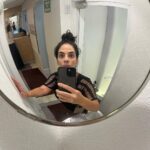 Martha Nowill Instagram - Hoje fui numa aula experimental de dança contemporânea e qdo cheguei lá todas as alunas tinham 19 anos, incluindo a professora. Meu primeiro ímpeto foi sair correndo sem olhar pra trás. Me senti uma velha caquética, eu tinha mais que o dobro de idade de todas as pessoas da sala e isso nunca tinha acontecido comigo, a não ser qdo estou na escola das crianças. Fiquei com muita vergonha de estar ali e achei que meu corpo sendo o mais velho da sala não daria conta. Ai eu lembrei que eu sou atriz e trabalho com o corpo antes dessa pessoas todas nascerem, e tb pensei no lance que qdo o cérebro aprende coisas novas ele se renova. Resolvi fazer a aula, que era muito boa e as alunas eram ótimas e a professora tb e ninguém ficou rindo de mim no canto como nos meus piores pesadelos. Estou cheia de roxo nos joelhos.