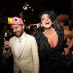 Martha Nowill Instagram - um catadão de baile, pré-baile e pós @bailedorosewood 1- eu e @luizfcbraga usando looks sustentáveis e lindos da @trama_afetiva 2- eu posando p/ a foto, enquanto @aresjeff posava p/ outra foto 3- eu e @aresjeff posando p/ a mesma foto 4- @alceuvalenca cantando uma das minhas músicas prediletas 🖤 5- a bota linda da @melissaoficial que eu vou usar no carnaval todo 6- os cílios postiços que eu consegui colar sozinhaaaa 7- com minha amiga @patacamposmello 8- castelinho de drinques 9 e 10- com a fada madrinha @thaislosso na prova do vestido