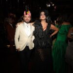 Martha Nowill Instagram - um catadão de baile, pré-baile e pós @bailedorosewood 1- eu e @luizfcbraga usando looks sustentáveis e lindos da @trama_afetiva 2- eu posando p/ a foto, enquanto @aresjeff posava p/ outra foto 3- eu e @aresjeff posando p/ a mesma foto 4- @alceuvalenca cantando uma das minhas músicas prediletas 🖤 5- a bota linda da @melissaoficial que eu vou usar no carnaval todo 6- os cílios postiços que eu consegui colar sozinhaaaa 7- com minha amiga @patacamposmello 8- castelinho de drinques 9 e 10- com a fada madrinha @thaislosso na prova do vestido