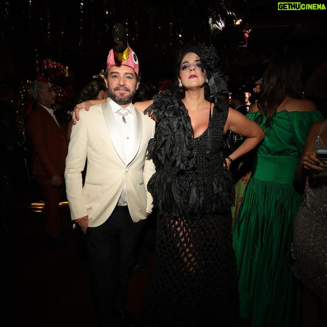 Martha Nowill Instagram - um catadão de baile, pré-baile e pós @bailedorosewood 1- eu e @luizfcbraga usando looks sustentáveis e lindos da @trama_afetiva 2- eu posando p/ a foto, enquanto @aresjeff posava p/ outra foto 3- eu e @aresjeff posando p/ a mesma foto 4- @alceuvalenca cantando uma das minhas músicas prediletas 🖤 5- a bota linda da @melissaoficial que eu vou usar no carnaval todo 6- os cílios postiços que eu consegui colar sozinhaaaa 7- com minha amiga @patacamposmello 8- castelinho de drinques 9 e 10- com a fada madrinha @thaislosso na prova do vestido