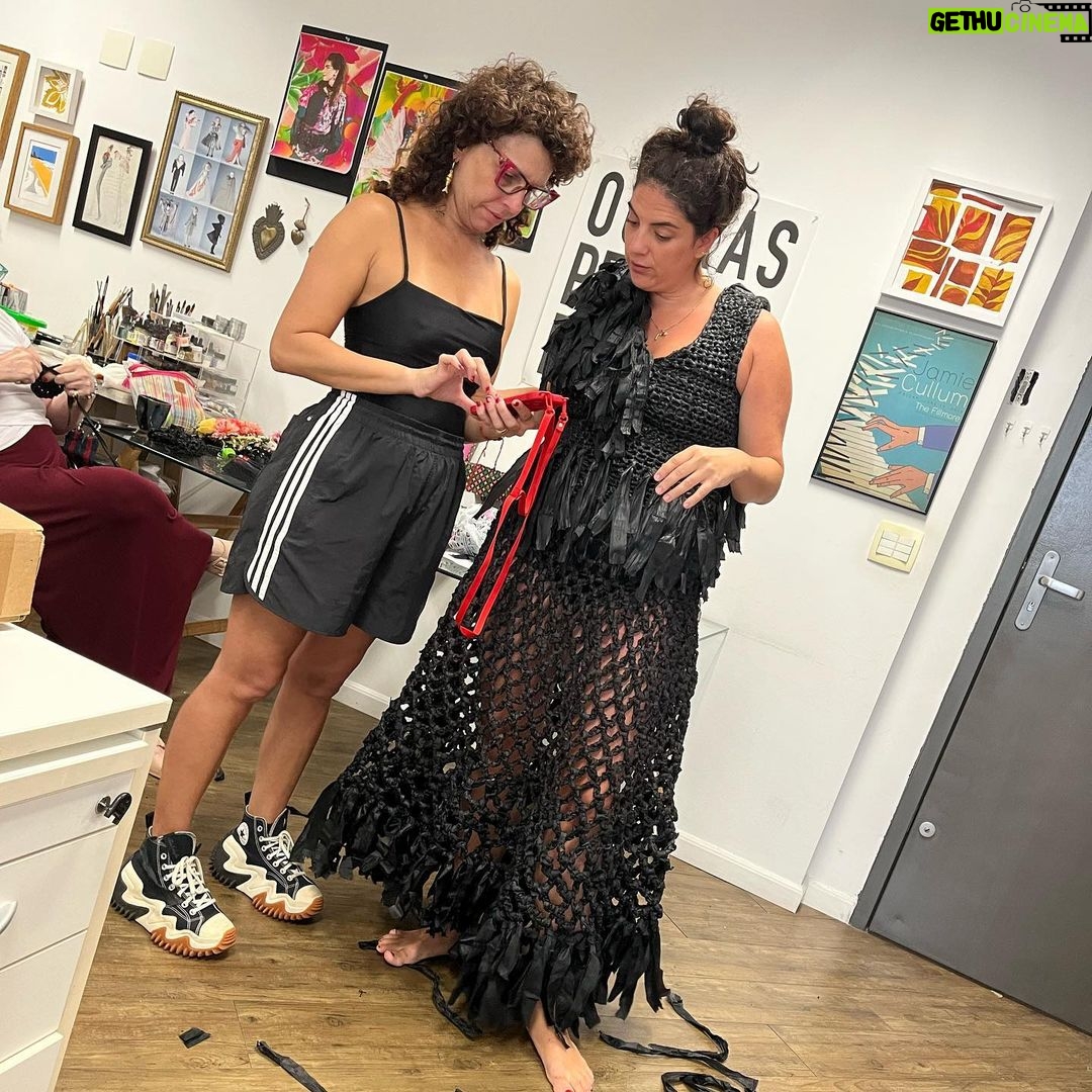 Martha Nowill Instagram - um catadão de baile, pré-baile e pós @bailedorosewood 1- eu e @luizfcbraga usando looks sustentáveis e lindos da @trama_afetiva 2- eu posando p/ a foto, enquanto @aresjeff posava p/ outra foto 3- eu e @aresjeff posando p/ a mesma foto 4- @alceuvalenca cantando uma das minhas músicas prediletas 🖤 5- a bota linda da @melissaoficial que eu vou usar no carnaval todo 6- os cílios postiços que eu consegui colar sozinhaaaa 7- com minha amiga @patacamposmello 8- castelinho de drinques 9 e 10- com a fada madrinha @thaislosso na prova do vestido