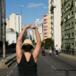 Martha Nowill Instagram - Morei a uma quadra do Minhocão por alguns anos. Todo domingo eu ia andar na pista fechada e ficava abismada com o absurdo que é esse viaduto atravessado na cidade de forma tão violenta e descabida, a ponto de se tornar poético. (pra quem não mora lá, obviamente) Em 2012, eu, @marcela.lordy e @deb_osborn fizemos um curta sobre São Paulo, amor e a especulação imobiliária chamado “Aluga-se”, e tinha um OFF sobre o Minhocão que eu adorava. Feliz aniversário para essa cidade que chamo de minha e que treina a gente em encontrar poesia em lugares improváveis. Te amo. fotos do @joaocare meu parceiro e namorado na época São Paulo, Brazil
