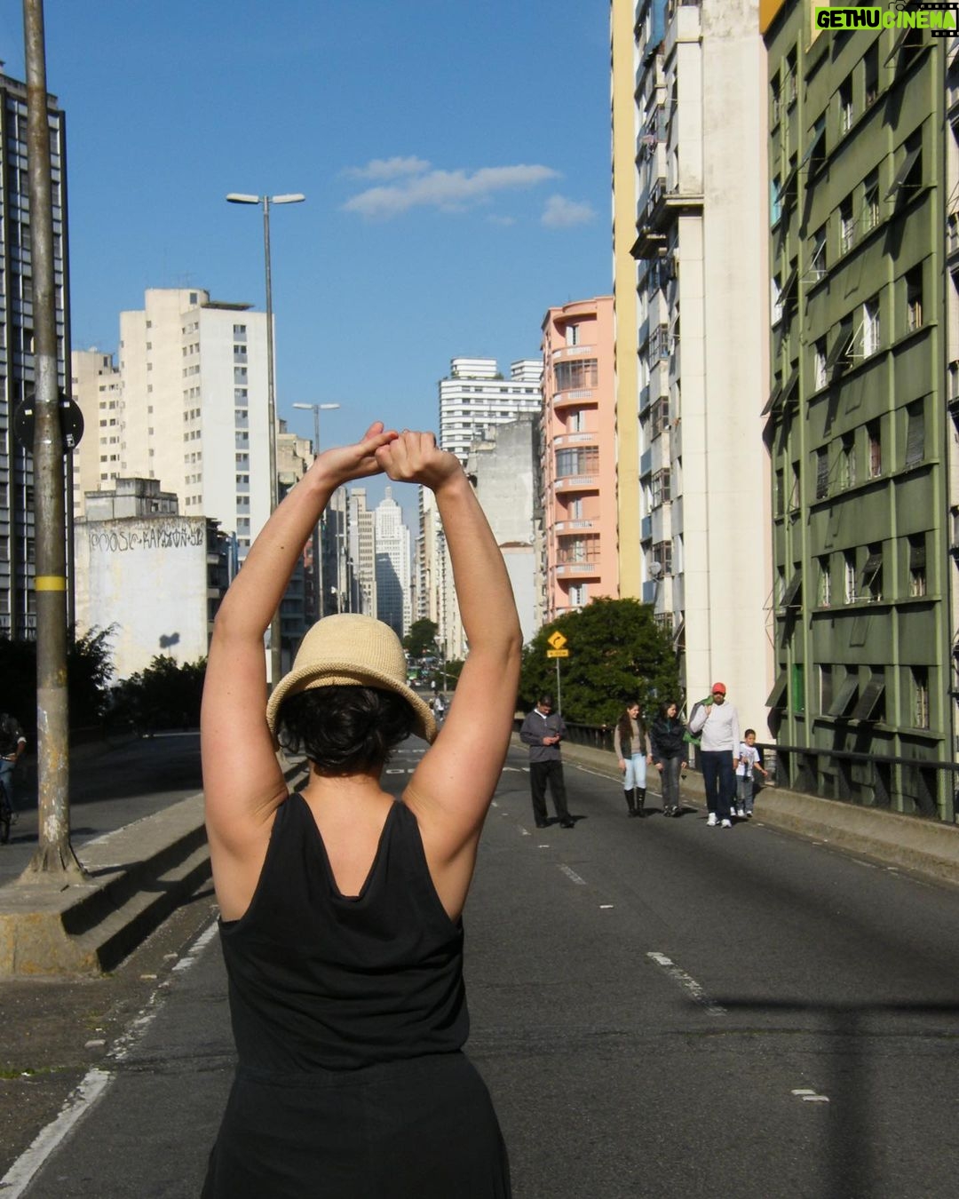 Martha Nowill Instagram - Morei a uma quadra do Minhocão por alguns anos. Todo domingo eu ia andar na pista fechada e ficava abismada com o absurdo que é esse viaduto atravessado na cidade de forma tão violenta e descabida, a ponto de se tornar poético. (pra quem não mora lá, obviamente) Em 2012, eu, @marcela.lordy e @deb_osborn fizemos um curta sobre São Paulo, amor e a especulação imobiliária chamado “Aluga-se”, e tinha um OFF sobre o Minhocão que eu adorava. Feliz aniversário para essa cidade que chamo de minha e que treina a gente em encontrar poesia em lugares improváveis. Te amo. fotos do @joaocare meu parceiro e namorado na época São Paulo, Brazil