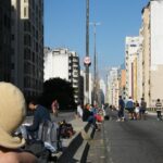 Martha Nowill Instagram - Morei a uma quadra do Minhocão por alguns anos. Todo domingo eu ia andar na pista fechada e ficava abismada com o absurdo que é esse viaduto atravessado na cidade de forma tão violenta e descabida, a ponto de se tornar poético. (pra quem não mora lá, obviamente) Em 2012, eu, @marcela.lordy e @deb_osborn fizemos um curta sobre São Paulo, amor e a especulação imobiliária chamado “Aluga-se”, e tinha um OFF sobre o Minhocão que eu adorava. Feliz aniversário para essa cidade que chamo de minha e que treina a gente em encontrar poesia em lugares improváveis. Te amo. fotos do @joaocare meu parceiro e namorado na época São Paulo, Brazil