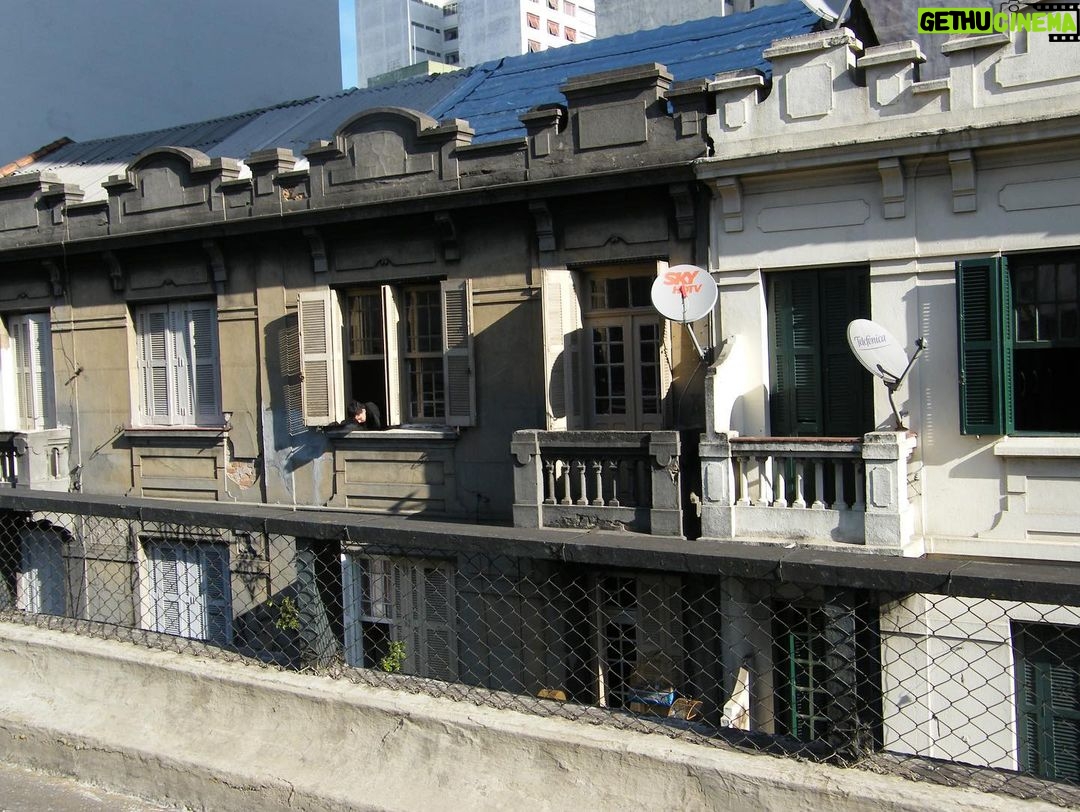 Martha Nowill Instagram - Morei a uma quadra do Minhocão por alguns anos. Todo domingo eu ia andar na pista fechada e ficava abismada com o absurdo que é esse viaduto atravessado na cidade de forma tão violenta e descabida, a ponto de se tornar poético. (pra quem não mora lá, obviamente) Em 2012, eu, @marcela.lordy e @deb_osborn fizemos um curta sobre São Paulo, amor e a especulação imobiliária chamado “Aluga-se”, e tinha um OFF sobre o Minhocão que eu adorava. Feliz aniversário para essa cidade que chamo de minha e que treina a gente em encontrar poesia em lugares improváveis. Te amo. fotos do @joaocare meu parceiro e namorado na época São Paulo, Brazil