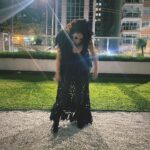 Martha Nowill Instagram - Vestida para o @bailedorosewood num look mágico feito de guarda-chuva reciclado pelas mãos da @trama_afetiva @thaislosso @cordelinha @monicapicavea @jackson minhas botas de cristal @melissaoficial
