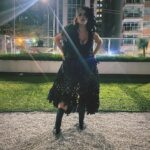Martha Nowill Instagram - Vestida para o @bailedorosewood num look mágico feito de guarda-chuva reciclado pelas mãos da @trama_afetiva @thaislosso @cordelinha @monicapicavea @jackson minhas botas de cristal @melissaoficial