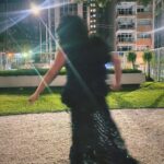 Martha Nowill Instagram - Vestida para o @bailedorosewood num look mágico feito de guarda-chuva reciclado pelas mãos da @trama_afetiva @thaislosso @cordelinha @monicapicavea @jackson minhas botas de cristal @melissaoficial