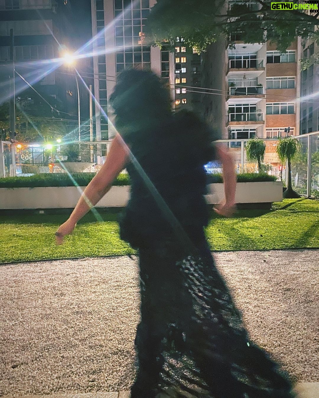 Martha Nowill Instagram - Vestida para o @bailedorosewood num look mágico feito de guarda-chuva reciclado pelas mãos da @trama_afetiva @thaislosso @cordelinha @monicapicavea @jackson minhas botas de cristal @melissaoficial
