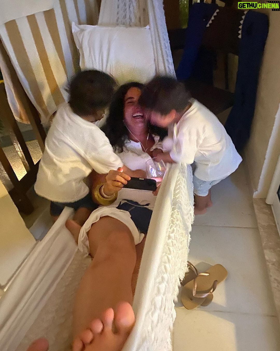 Martha Nowill Instagram - Voltamos. Posto enquanto espero o avião esvaziar, estamos na fileira 37. A pista ainda molhada da última chuva e o calor do ceará na minha pele empipocada do sol. Voltar de férias é meio esquisito.