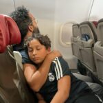 Martha Nowill Instagram - Voltamos. Posto enquanto espero o avião esvaziar, estamos na fileira 37. A pista ainda molhada da última chuva e o calor do ceará na minha pele empipocada do sol. Voltar de férias é meio esquisito.