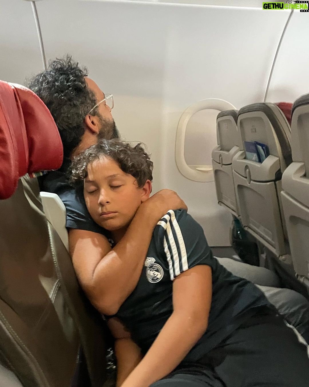 Martha Nowill Instagram - Voltamos. Posto enquanto espero o avião esvaziar, estamos na fileira 37. A pista ainda molhada da última chuva e o calor do ceará na minha pele empipocada do sol. Voltar de férias é meio esquisito.