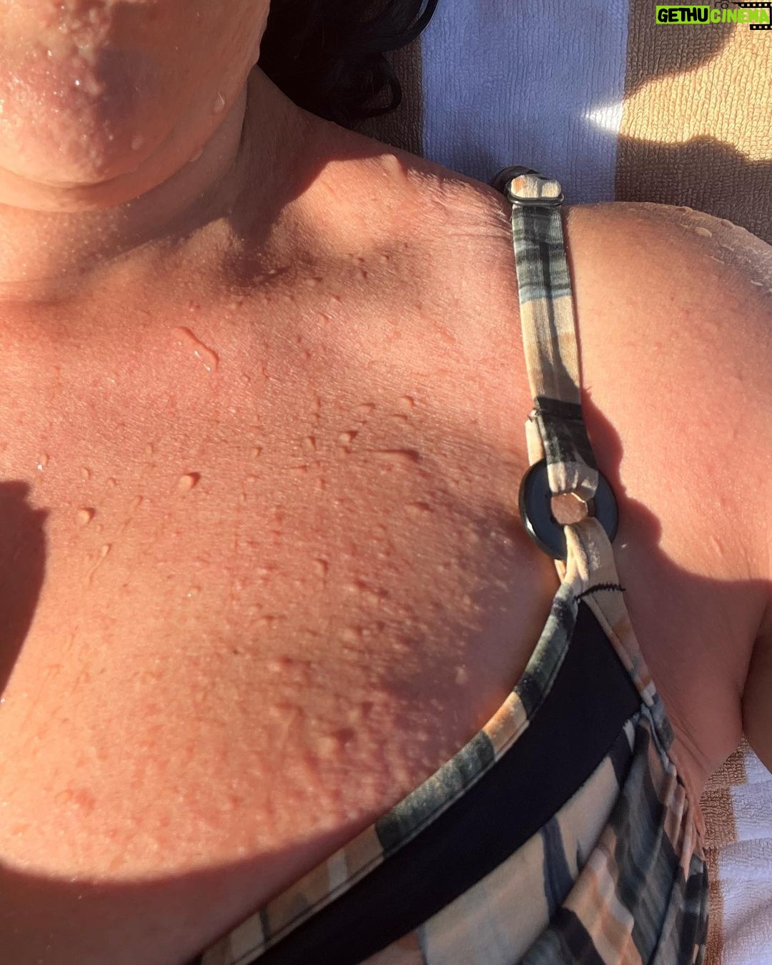 Martha Nowill Instagram - Voltamos. Posto enquanto espero o avião esvaziar, estamos na fileira 37. A pista ainda molhada da última chuva e o calor do ceará na minha pele empipocada do sol. Voltar de férias é meio esquisito.