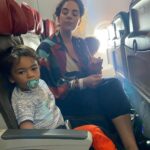 Martha Nowill Instagram - Voltamos. Posto enquanto espero o avião esvaziar, estamos na fileira 37. A pista ainda molhada da última chuva e o calor do ceará na minha pele empipocada do sol. Voltar de férias é meio esquisito.