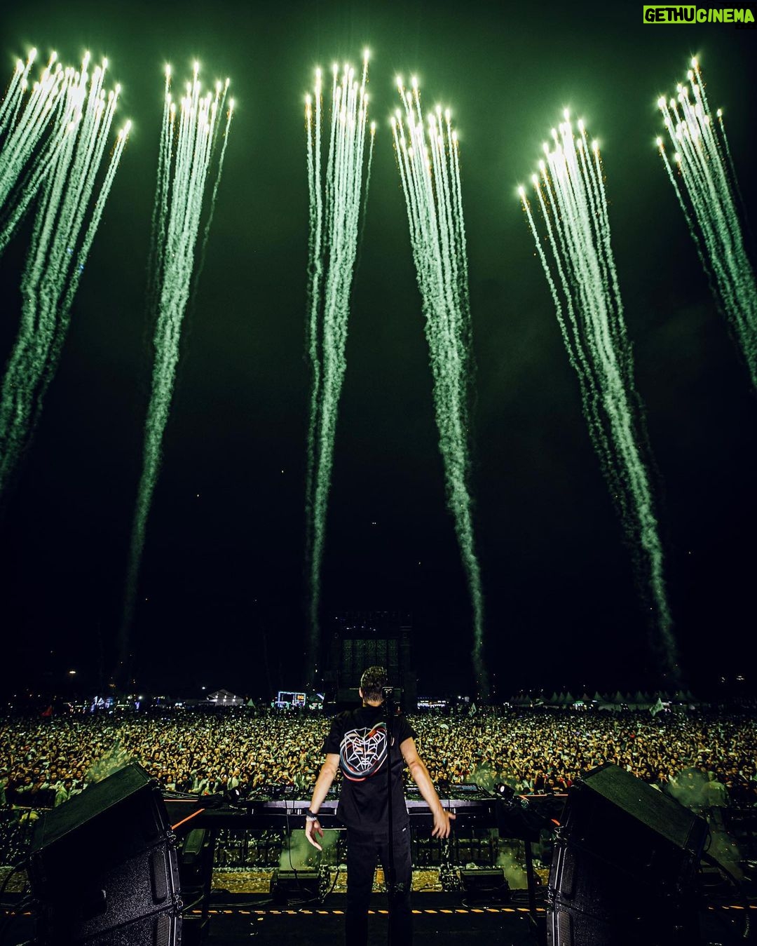 Martin Garrix Instagram - China I’ve missed you.. thank you for both shows last night ❤️❤️