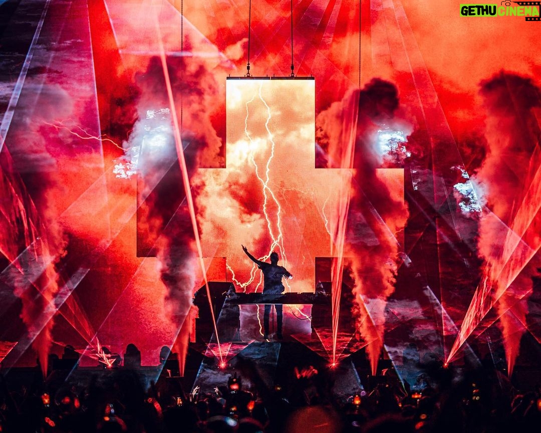 Martin Garrix Instagram - München I’ve got nothing but LOVE for you!!! what an incredible way to end the summer festival tour. ❤️❤️ Olympiapark München