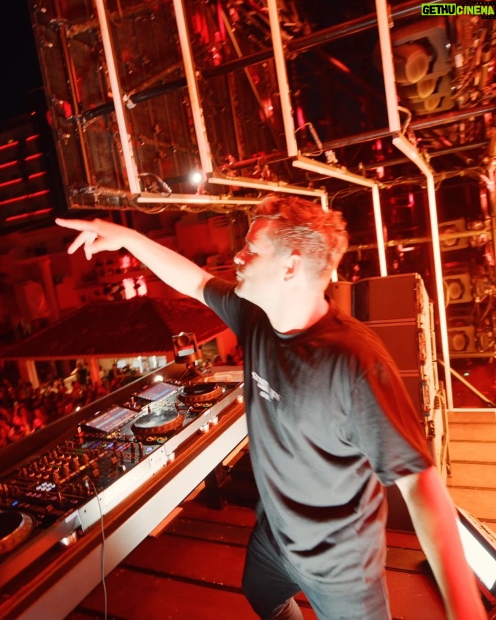 Martin Garrix Instagram - EPIC day in Ibiza!! swipe to hear some new music! thanks @ushuaiaibiza ❤️ Ushuaïa Ibiza