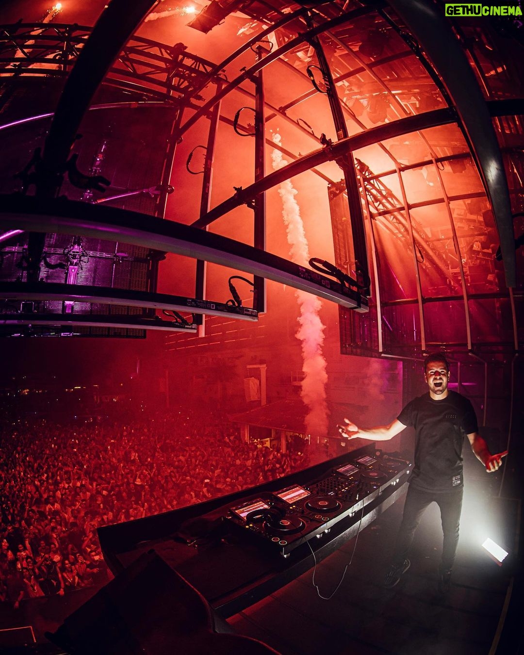 Martin Garrix Instagram - IBIZA I’m back!!!! every thursday for the next 12 weeks. thanks for the incredible opening ❤️ Ushuaïa Ibiza