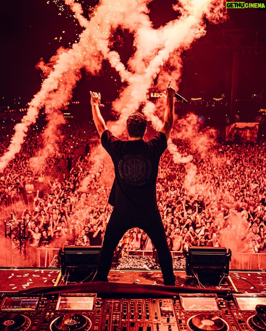 Martin Garrix Instagram - Crazy energy this weekend at @ilesoniq !! 🤯 îLESONIQ