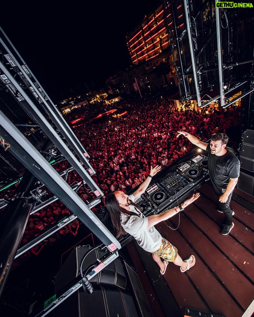 Martin Garrix Instagram - wow Ushuaia was INSANE last night! 🔥🤯 thanks for joining me @alesso & @steveaoki ❤️ Ushuaïa Ibiza