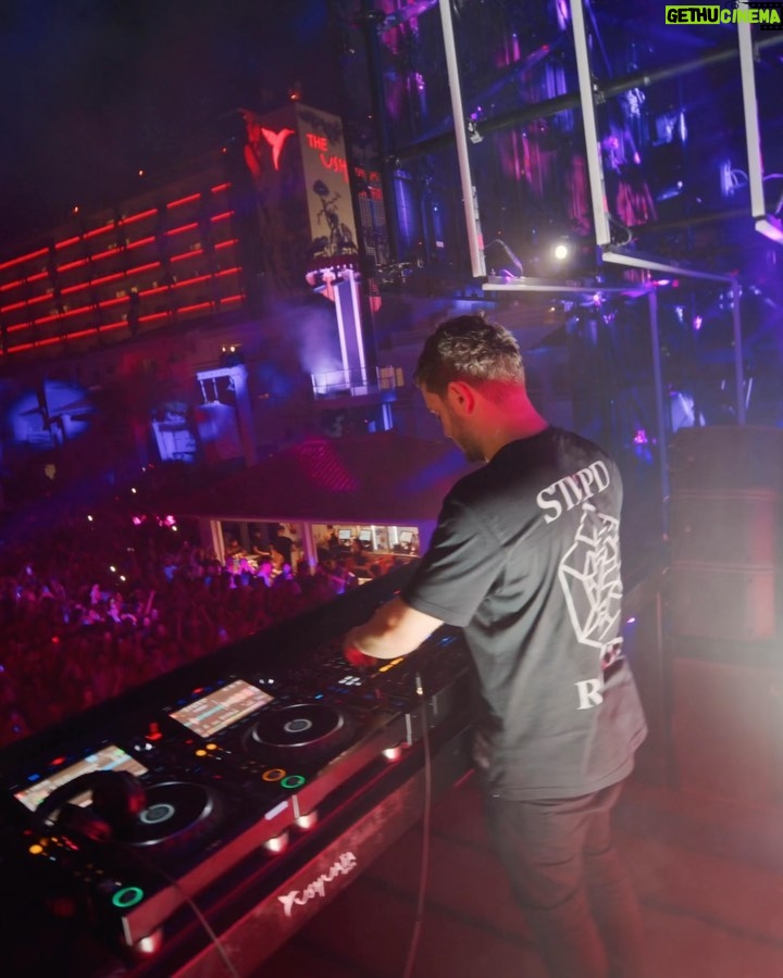 Martin Garrix Instagram - wow Ushuaia was INSANE last night! 🔥🤯 thanks for joining me @alesso & @steveaoki ❤️ Ushuaïa Ibiza