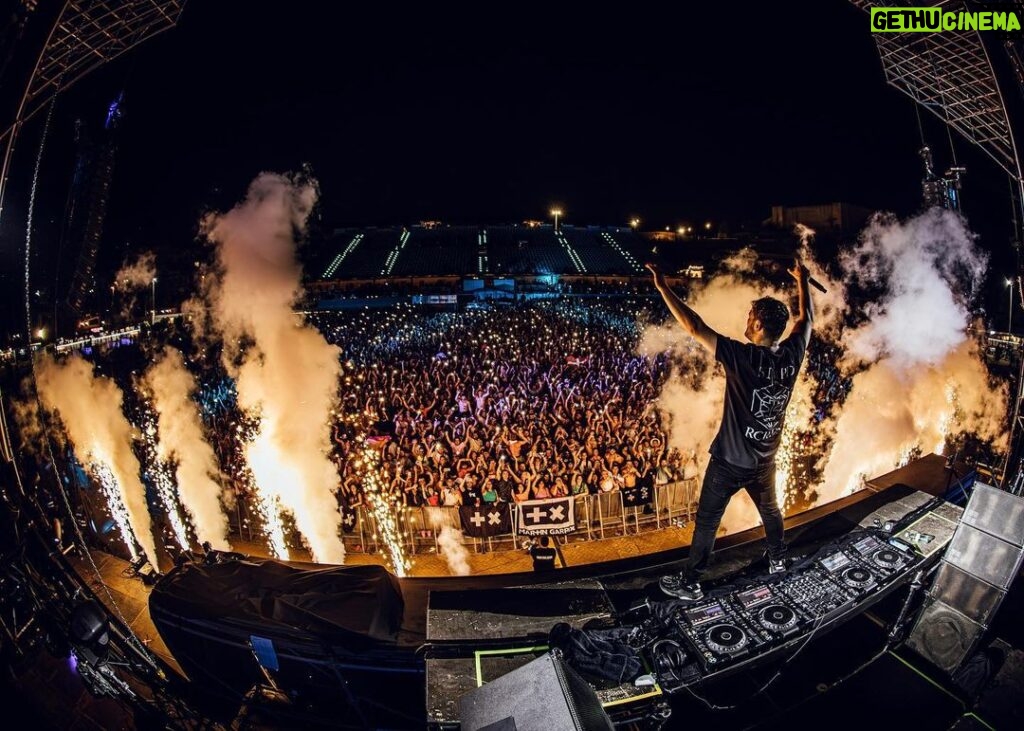 Martin Garrix Instagram - incredible evening at @ultrabeachspain thanks for the energy! ❤️❤️ Costa Del Sol