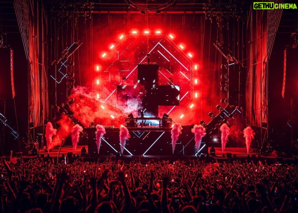Martin Garrix Instagram - incredible evening at @ultrabeachspain thanks for the energy! ❤️❤️ Costa Del Sol