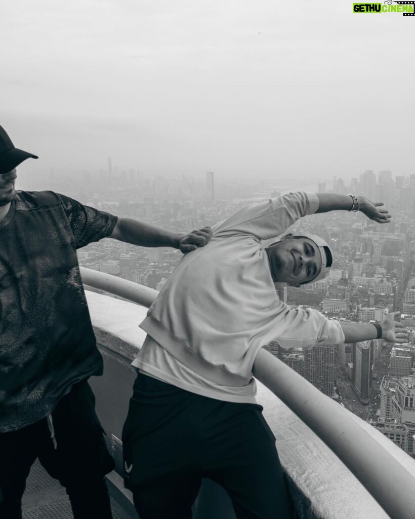 Martin Garrix Instagram - NEW YOOOORK WE’RE HERE!!! @landonorris Empire State Building