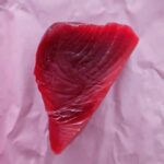 Martin Juneau Instagram - C'est bien beau les excellemts restaurants de Honolulu, mais quand on a devant nous le meilleur thon disponible en ville (en pêche à la ligne), on dit quoi? On dit F*CK OUI. On dit ALOHA, ONE POUND PLEASE. On dit aussi que ce sera délicieux avec des asperges et pas de poi parce qu'on oublie de le cuisiner! 🐟 💙 💦 Tamashiro Fish Market