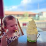 Martin Juneau Instagram - La 🍍Dole Soft Serve🍍 est la meilleure chose au monde. 💛 Inutile de dire qu'il y en a eu plus pour les parents! 👌 Ps- Moi j'ai pris un swirl ananas-melon d'eau. MY GOD. 🍍🍉 Maui, Hawaii