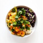 Martin Juneau Instagram - Qu'est-ce qu'on mange chez les Juneau-Roberts? Ça commence SOUVENT avec madame qui m'envoie des demandes du genre : "JE VEUX MANGER ÇA." 👆 Alors je cuisine des plats inspirés de divers vidéos, photos ou idées d'autrui. Des fois c'est correct. La plupart du temps c'est bon. Mais parfois c'est des hits. 🎯 Comme cette salade vaguement asiatique au sésame, crevettes, avec (notez bien la liste d'ingrédients) shitload de légumes croquants. Alors qu'est-ce qu'on mange ce soir chez les Juneau-Roberts? 👌