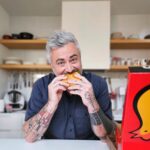 Martin Juneau Instagram - Vous n'avez pas eu le temps de goûter au Burger poulet frit et jalapeños que @bennyetco et moi avons développé l'été dernier? 🍔 J'AI UNE BONNE NOUVELLE POUR VOUS! 👋 Il demeurera sur le menu de Benny&Co., et ce de façon définitive! 🙌 Quand vous allez croquer dedans, vous comprendrez pourquoi la demande était générale. 🐔 Poulet croustillant, piments piquants et acidulés, mayonnaise soyeuse... Bon appétit! #Benny&Co #BurgerPouletÉpicé #Commandité