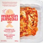 Martin Juneau Instagram - Ça fait maintenant presque deux semaines que les plats "MJ pour @metromonepicier" sont disponibles à prix très doux pour le lancement, et ils sont toujours confectionnés à Montréal avec des produits frais. Y avez-vous goûté? 👋 Et est-ce que (comme moi) votre plus gros coup de coeur est cette COPIEUSE Lasagne de saumon épicé aux tomates et fromage de chèvre? Miam. 🐟 🍅 🧀 😋 Sachez qu'on travaille fort pour s'assurer que le positionnement de la barquette se fait horizontalement, comme il se doit, en magasin! 🙏🏻 #MartinJuneauPourMetro #LasagneAuSaumonÉpicé #MangerCestLaVie