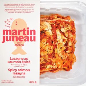 Martin Juneau Instagram - Ça fait maintenant presque deux semaines que les plats "MJ pour @metromonepicier" sont disponibles à prix très doux pour le lancement, et ils sont toujours confectionnés à Montréal avec des produits frais.
Y avez-vous goûté?
👋
Et est-ce que (comme moi) votre plus gros coup de coeur est cette COPIEUSE Lasagne de saumon épicé aux tomates et fromage de chèvre? Miam.
🐟
🍅
🧀
😋
Sachez qu'on travaille fort pour s'assurer que le positionnement de la barquette se fait horizontalement, comme il se doit, en magasin! 
🙏🏻
#MartinJuneauPourMetro 
#LasagneAuSaumonÉpicé
#MangerCestLaVie