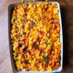 Martin Juneau Instagram - Exemple concret de mon nouveau rôle de chef exécutif solutions prêt-à-manger chez @metromonepicier. 👋 1- Quelqu'un a une demande spéciale de Mac and Cheese au homard pour la saison du homard, à l'interne. (Challenge accepted, Annie!) 🧀 2- On développe une recette, qui est elle-même disponible dans le lien de ma bio. 👌 3- On tourne ensuite une capsule recette vidéo chez @maude_chauvin. (Disponible sur toutes les plates-formes dont YouTube) 📷 4- On demande aux chefs en magasin d'adapter les Mac and Cheese disponibles afin que tout le monde puisse avoir sa dose du plus connu des crustacés. (Disponible dans votre section de plats cuisinés sur place) 🦞 Tout le monde y trouve son compte. Sauf le homard. #MacAndCheeseAuHomard #MangerCestLaVie