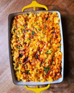 Martin Juneau Instagram - Exemple concret de mon nouveau rôle de chef exécutif solutions prêt-à-manger chez @metromonepicier. 
👋
1- Quelqu'un a une demande spéciale de Mac and Cheese au homard pour la saison du homard, à l'interne. (Challenge accepted, Annie!)
🧀
2- On développe une recette, qui est elle-même disponible dans le lien de ma bio.
👌
3- On tourne ensuite une capsule recette vidéo chez @maude_chauvin. (Disponible sur toutes les plates-formes dont YouTube)
📷
4- On demande aux chefs en magasin d'adapter les Mac and Cheese disponibles afin que tout le monde puisse avoir sa dose du plus connu des crustacés. (Disponible dans votre section de plats cuisinés sur place)
🦞
Tout le monde y trouve son compte. 
Sauf le homard.
#MacAndCheeseAuHomard
#MangerCestLaVie