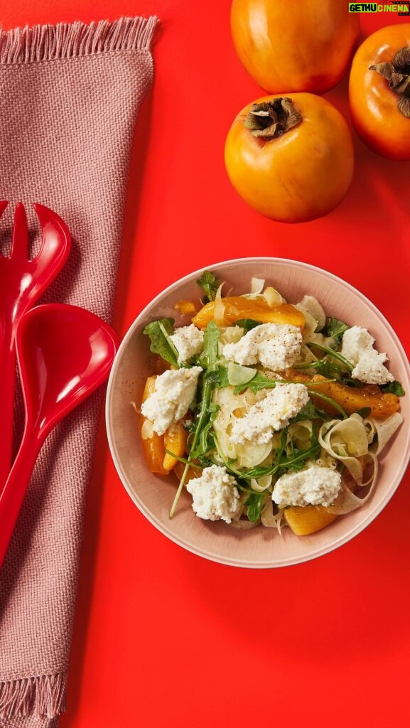 Martin Juneau Instagram - En décembre, on savoure le kaki! Originaire d’Asie, ce délicieux fruit se marie à merveille avec le fenouil, comme le propose notre chef Martin Juneau dans cette délicieuse salade!😋