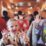 Martin Juneau Instagram - Lucie a pas mal trippé pour sa première cabane à sucre. 🍁 Et moi j'ai pas mal trippé sur l'@erabliere_charbonneau! 👌 Service génial, ambiance super et bouffe IM-PEC-CA-BLE. Wow. À l'an prochain! 👋 Érablière Charbonneau