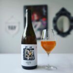 Martin Juneau Instagram - Le Riesling Kvevri, joyau royal de @sklep_padesatosm, est affiné pendant 12 mois dans des amphores d'argile enterrées dans la petite cave 58. 🏺 Au bout d'un an, le moût est pressé et mis en bouteille immédiatement sans filtration, ni clarification et ajout de SO2. Le raisin provient Directement de Mikulovská, en Tchequie. #SklepPadesatosm #Sklep58 #VoletImportation #VoletAndFriends #VoletXGlou Nicolas@glou-mtl.com et/ou Claudia@glou-mtl.com pour plus de détails!