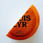 Martin Juneau Instagram - La preuve que je vieillis? Je m'émerveille devant des petites choses simples. 🤩 Par exemple, j'ai reçu une demi-meule de "Louis Cyr" et ça fait ma journée! Que dis-je? MON WEEK-END! Comme si le beau temps n'était pas suffisant... 🧀 C'est un fromage de type Gouda affiné deux ans en cave et confectionné avec talent par la @fromagerie.bergeron. 🐮 J'espère que les Juneau-Roberts sont prêt(e)s à manger du fromage décliné de toutes les façons en fin de semaine. #Cadeau #LouisCyr