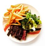 Martin Juneau Instagram - Le Steak-Frites parfait des Juneau-Roberts. 🥩 Un onglet vieilli choisi avec soin par un boucher exceptionnel, servi avec un jus de déglaçage au raifort. 🥬 Une salade de pousse d'un petit producteur québécois (en serre) avec vinaigrette érable, moutarde et cornichons. 🍟 ...Pis des frites congelées "frites" au air fryer... Ouin. Trouvez l'erreur. 😳 C'était débile pareil! (👆Commentaire de @robertsval)