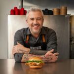 Martin Juneau Instagram - J'ai une bonne et une mauvaise nouvelle pour vous. 🔥 La bonne? Vous aurez la chance de REgoûter au Burger de poulet frit épicé (*) de l'été dernier chez @bennyetco! Suite au succès de cette collaboration, ils m'ont offert de faire une prise deux! Je n'ai pas eu à y penser trop longtemps. GO! 🐔 🍔 👌 La mauvaise? Vous allez être pognés avec ma face sur des pancartes partout pour quelques mois, encore. 👋 #BurgerPouletÉpicé #MartinJuneauPlusBennyEtCo ⚠️ (*) Peut contenir des traces de laitue du Qc, fromage Suisse, jalapeños marinés, mayo... ET DE L'AMOUR. 💕
