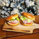 Martin Juneau Instagram - Tartare de veau aux herbes servi façon burger, un nouveau classique de la mi-temps @metromonepicier du @snackpodcastfootball. 🍔 🐂 🏈 #MiTempsMetro #SnackPodcast #ItsATrap