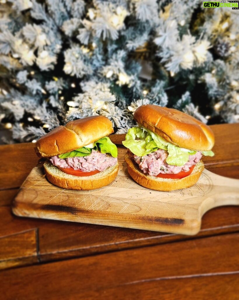 Martin Juneau Instagram - Tartare de veau aux herbes servi façon burger, un nouveau classique de la mi-temps @metromonepicier du @snackpodcastfootball. 🍔 🐂 🏈 #MiTempsMetro #SnackPodcast #ItsATrap