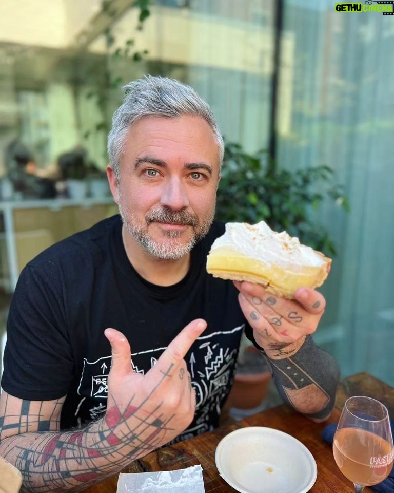 Martin Juneau - 0.9K Likes - Étapes d'un craving de Key lime pie.
📸-->@ariiroberts
1) La profonde et intense joie d'avoir ENFIN trouvé la meilleure en ville chez @bossamtl.
🥹😎
2) "Non mais elle est tu belle?"
👉🍰
3) Taper dedans.
💛🍋
4) Prendre 10 lbs.
😨🥧