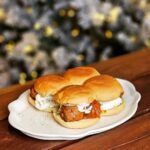 Martin Juneau Instagram - Sandwiches aux boulettes de viande à la tomate, burrata et crème sure à l'avocat. 🥩 🍅 🥑 🧀 🥖 Cette recette pour la mi-temps @metromonepicier dans le @snackpodcastfootball est là pour réconforter tous les managers qui ne feront pas les séries dans leur fantasy! 💔 Faites comme moi (et @casinotte)... mangez vos émotions! #MiTempsMetro #SnackPodcast #MeatBallsSandwich