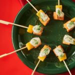 Martin Juneau Instagram – Épatez vos invités avec des mini-brochettes de saumon coho, une création de notre chef Martin Juneau. Parfaites en accompagnement ou en entrée durant le temps des fêtes. ✨🙌